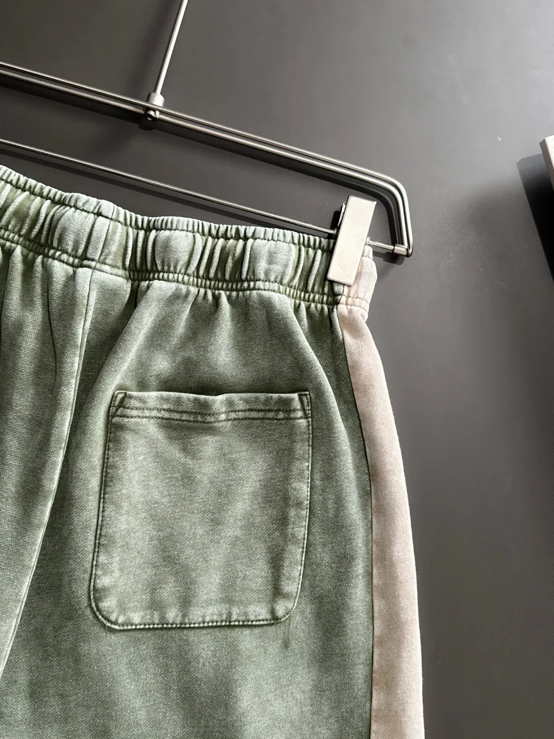 Next day shipment P300 High quality Stone lsland/Stone Island 2025 spring and summer new high-definition elastic band casual solid color loose shorts, made with machines imported from Italy. The hem of the trousers is stitched with two needles. The stitching is fine and firm. The fabric is customized at the counter and is highly breathable and comfortable. The details are impeccable. The brand element design concept reflects high quality. It feels delicate and soft! It presents a casual cut and the upper body shape is great! Size: S-XXL